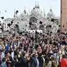 Una cerimonia di laurea in piazza San Marco a Venezia