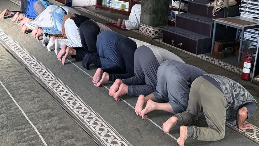 Alcuni fedeli pregano nella moschea di via Turazza che è stata dichiarata abusiva dai tecnici del Comune