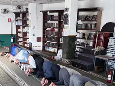 Alcuni fedeli pregano nella moschea di via Turazza che è stata dichiarata abusiva dai tecnici del Comune