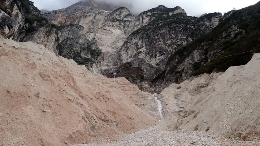 Muraglioni di materiale roccioso lungo la colata del Monte Marcora