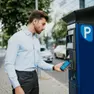 Un utente paga al sosta con il cellulare