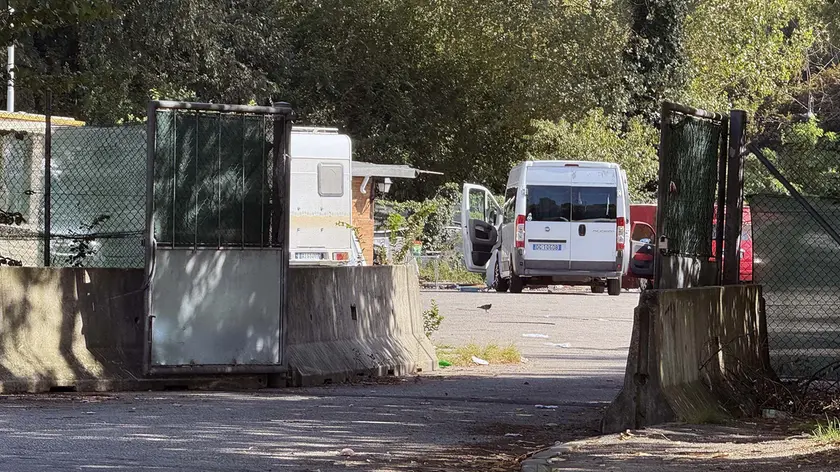 Il cancello all’ingresso del campo nomadi di via Longhin, in zona industriale a Padova
