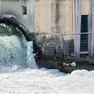 Il punto in cui il giovane è sparito risucchiato dal fiume
