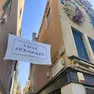 La provocazione del nizioleto che indica Calle pickpoket