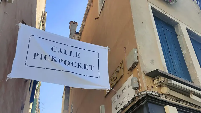 La provocazione del nizioleto che indica Calle pickpoket