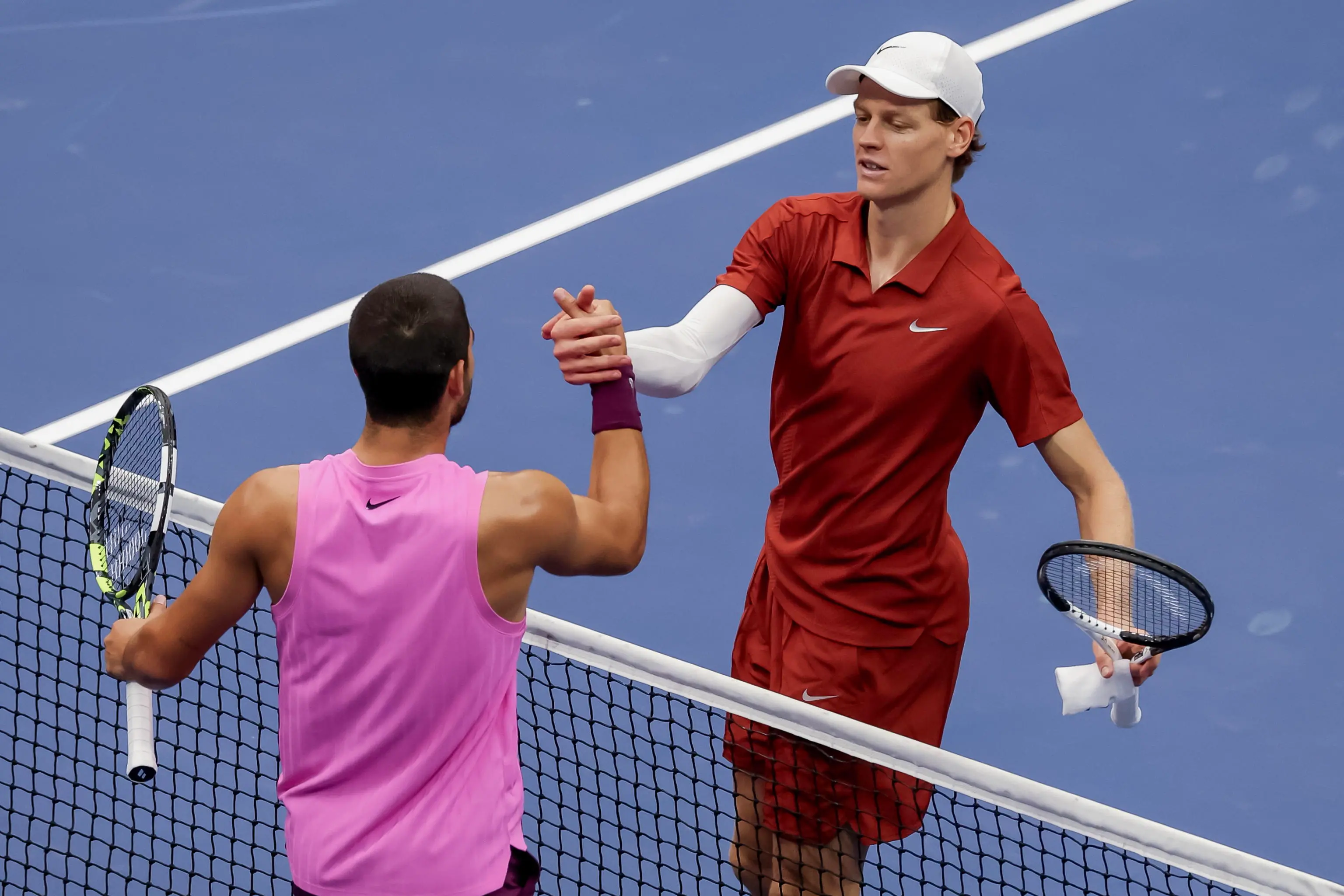 Jannik Sinner (a destra) contro Alcaraz ha perso Us Open e primato nel ranking Atp