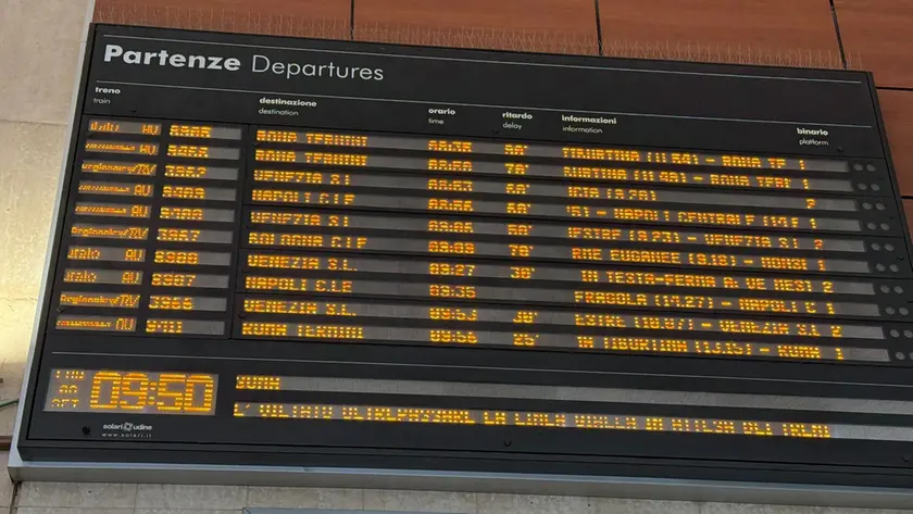 Il tabellone in stazione a Padova con ritardi importanti
