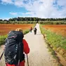 Turisti camminano verso Monteriggioni