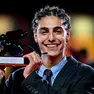 Il 21enne attore triestino Giacomo Covi mostra ai fotografi il suo premio a Venezia