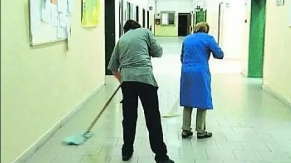 Gli addetti alle pulizie percepiscono salari bassi