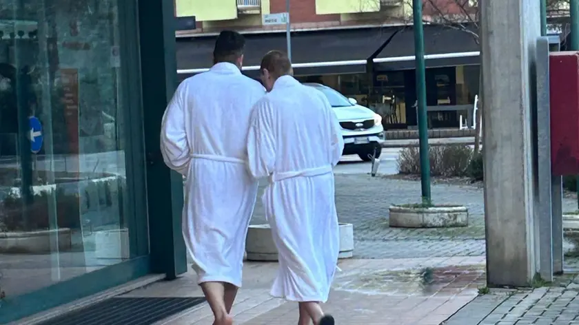 In accappatoio per il centro