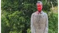 La statua di Aldo Moro imbrattata
