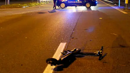Ragazzino sbatte la testa e finisce in coma mentre andava in monopattino