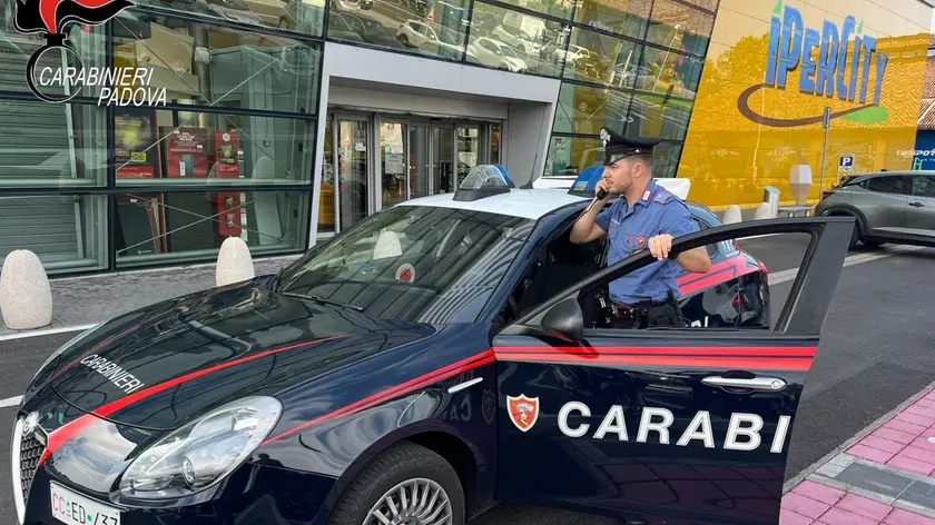 Una volante dei carabinieri di fronte all'Ipercity di Albignasego
