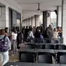 Gli studenti che aspettano il bus alla fermata. Foto Agenzia Bianchi