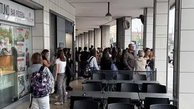 Gli studenti che aspettano il bus alla fermata. Foto Agenzia Bianchi