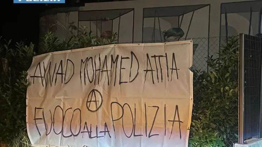 Le scritte anarchiche contro la polizia di Padova