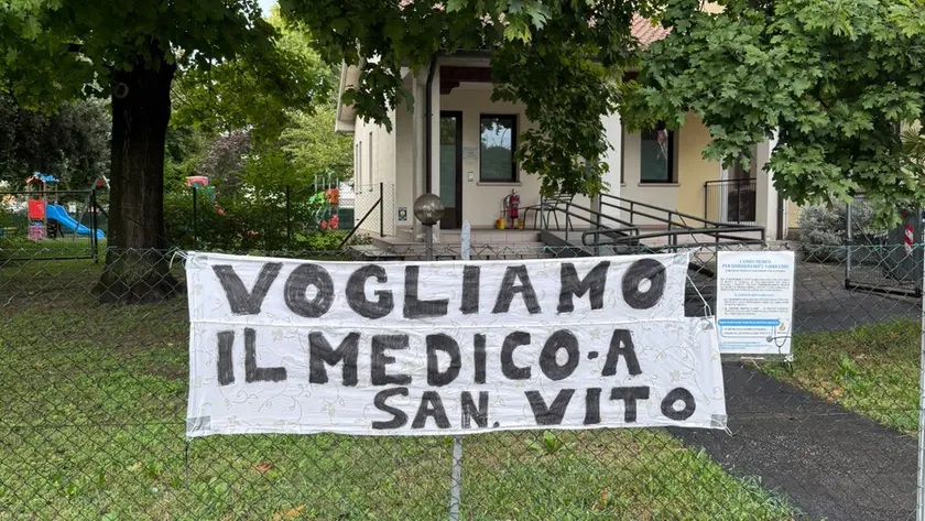 Lo striscione davanti all'ambulatorio chiuso a San Vito