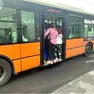 Il bus sostitutivo del tram alla fermata dell’Arcella