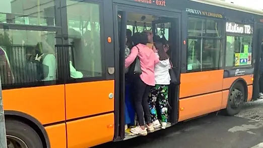 Il bus sostitutivo del tram alla fermata dell’Arcella