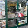 Il vetro della porta distrutto