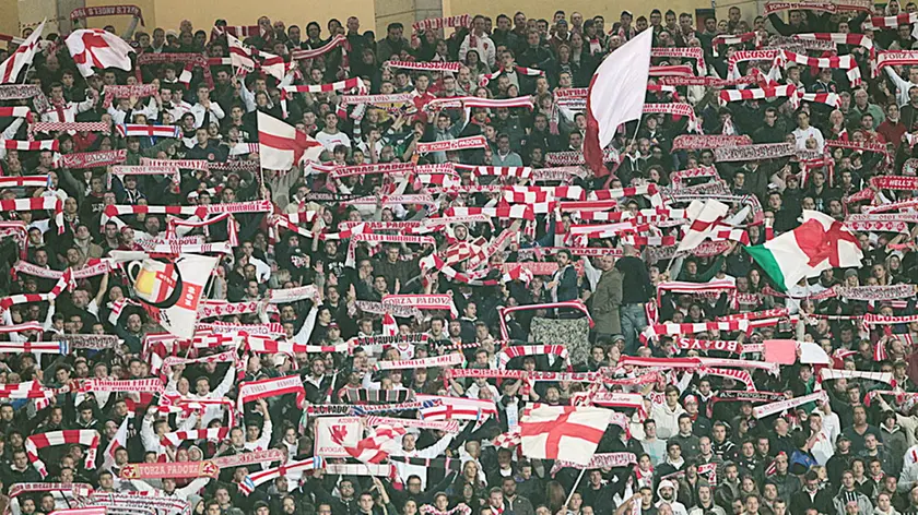 Alcune immagini storiche della Tribuna Fattori gremita di tifosi.