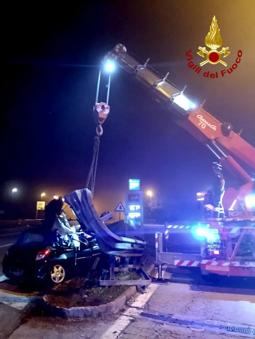 Le operazioni di recupero dell'auto da parte dei pompieri