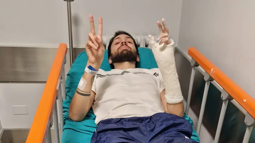 Alessandro Goldin, 28 anni, ha riportato fratture a polso e piede