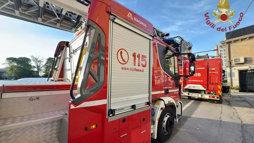 L'intervento dei pompieri nel condominio a Cadoneghe