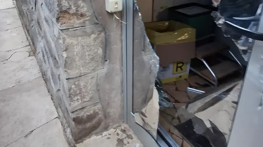 La porta sfondata del Serd