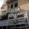 Gli operai che ieri hanno rimontato l’insegna storica della pasticceria Wiennese