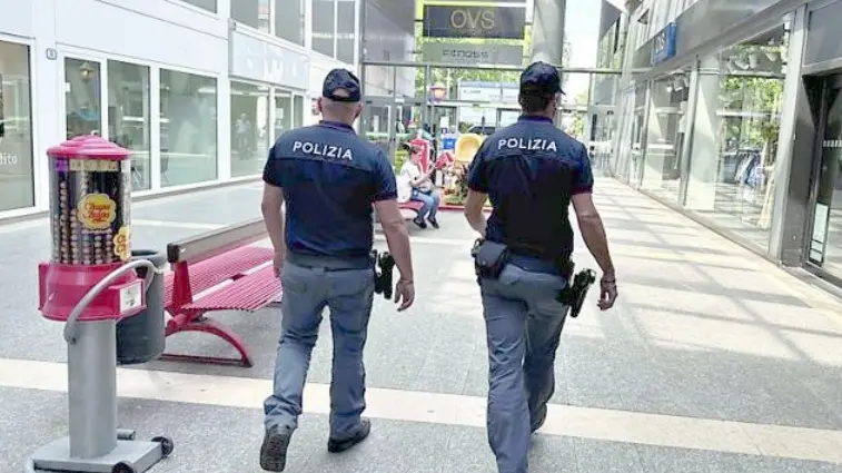 I controlli della polizia in galleria San Carlo durante la zona rossa all’Arcella