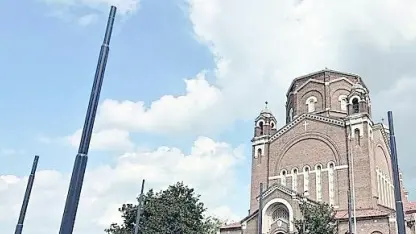 I nuovi pali per le due linee del tram installati davanti la Chiesa della Pace
