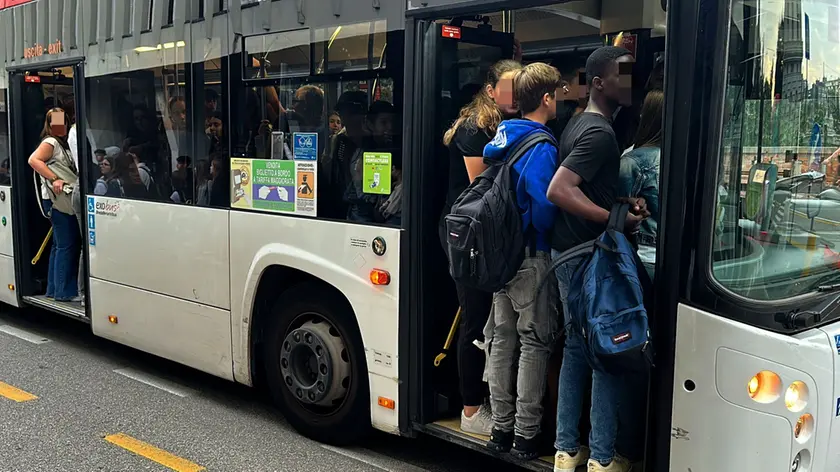 La situazione in un autobus scolastico a Padova