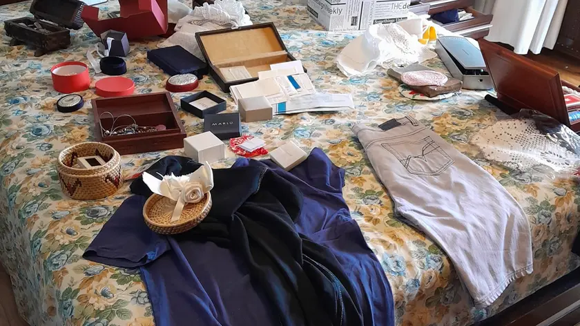 La casa messa soqquadro dai ladri