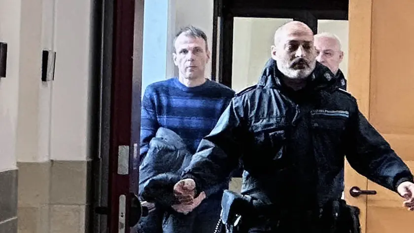 L’imputato Erik Zorzi in un corridoio del tribunale di Padova