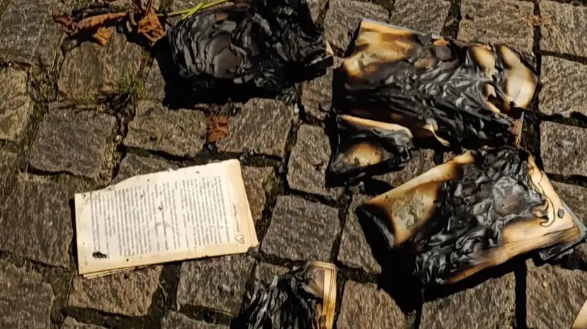 I libri bruciati e lasciati per terra
