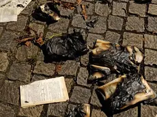 I libri bruciati e lasciati per terra
