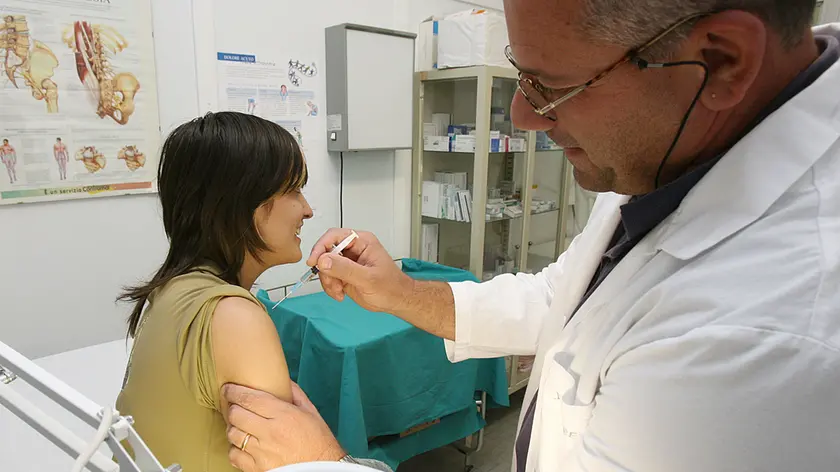 Si può fare il vaccino dal proprio medico o pediatra, in farmacia e nei distretti dell’Usl 6