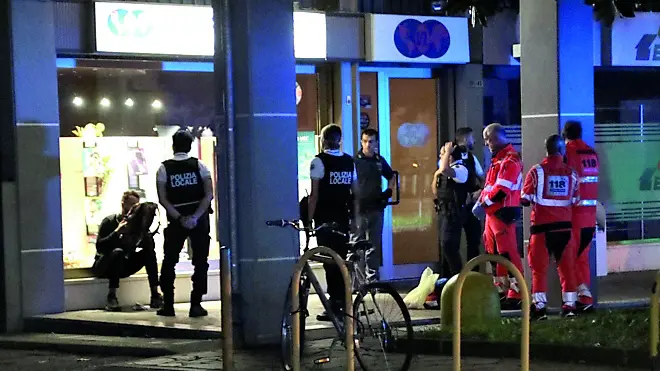 L'intervento delle forze dell'ordine e del personale medico in centro a Pordenone