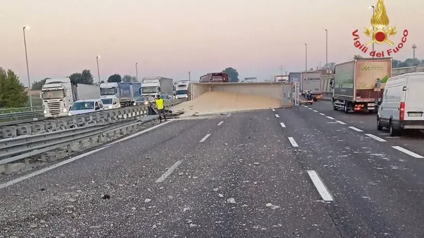 Il camion carico di mais ribaltato in A4