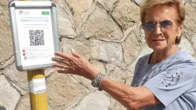 Carla Del Ponte, 88 anni, alle prese col QR code