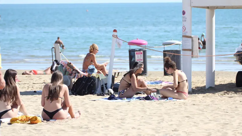Ancora asciugamani sul lido di Jesolo, a settembre come a luglio