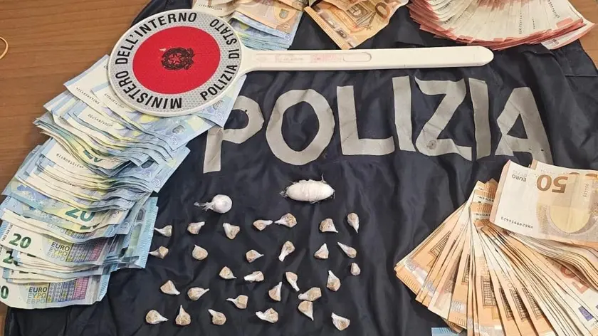 La droga e i contanti sequestrati dalla Squadra mobile di Padova