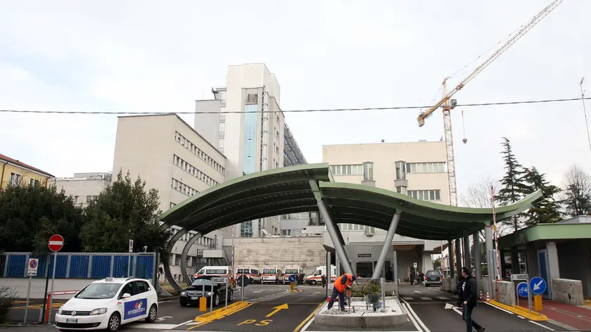 L'ingresso dell'ospedale Sant'Antonio di Padova dove si è bloccato l'ascensore
