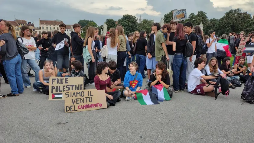 Gli studenti di Padova in Prato contro la guerra