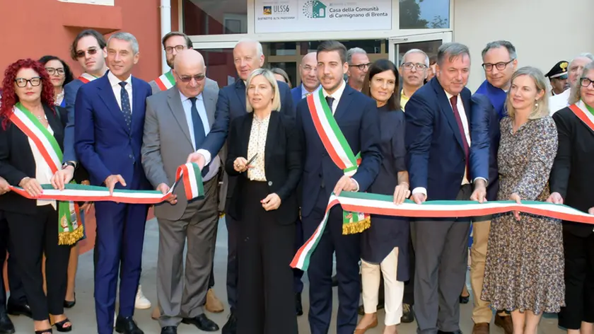 Il taglio del nastro della Casa della Comunità a Carmignano (foto Piran)