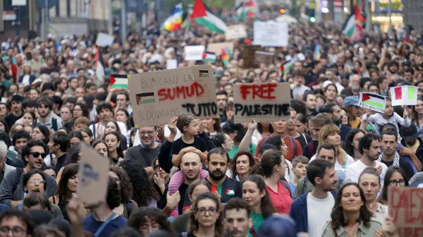 Il fiume di persone in corteo a Padova pro Gaza (foto Agenzia Bianchi)