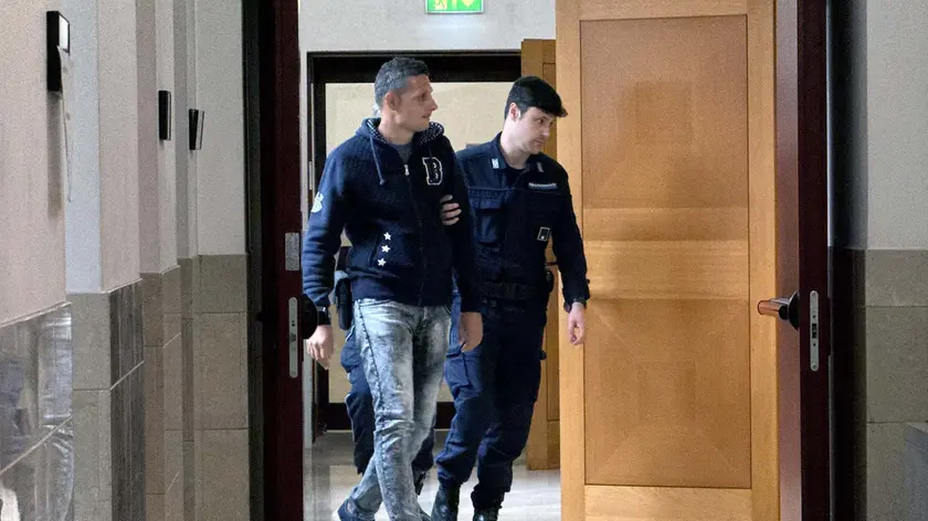 Andrea Favero entra in aula scortato dagli agenti della Polizia Penitenziaria