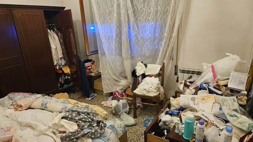 Una tra le stanze messe a soqquadro in via Trieste